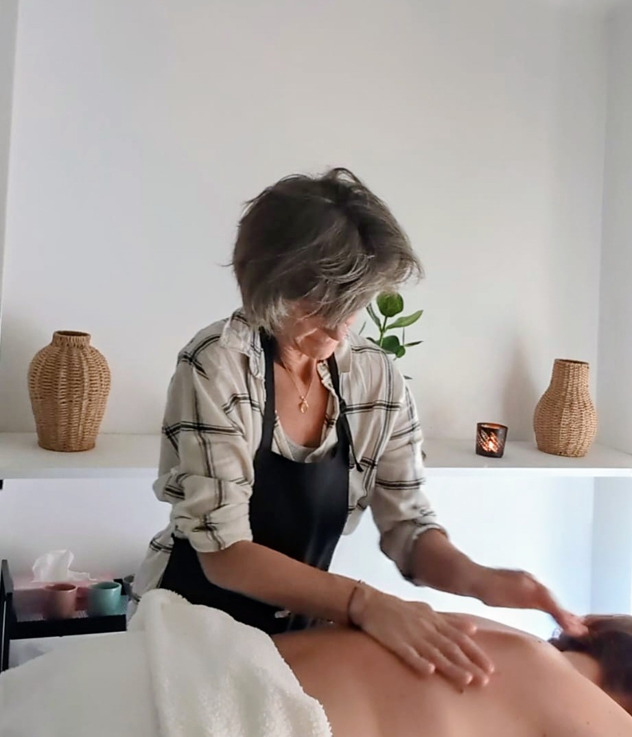 Massage bien être sur table, dans un intérieur calme