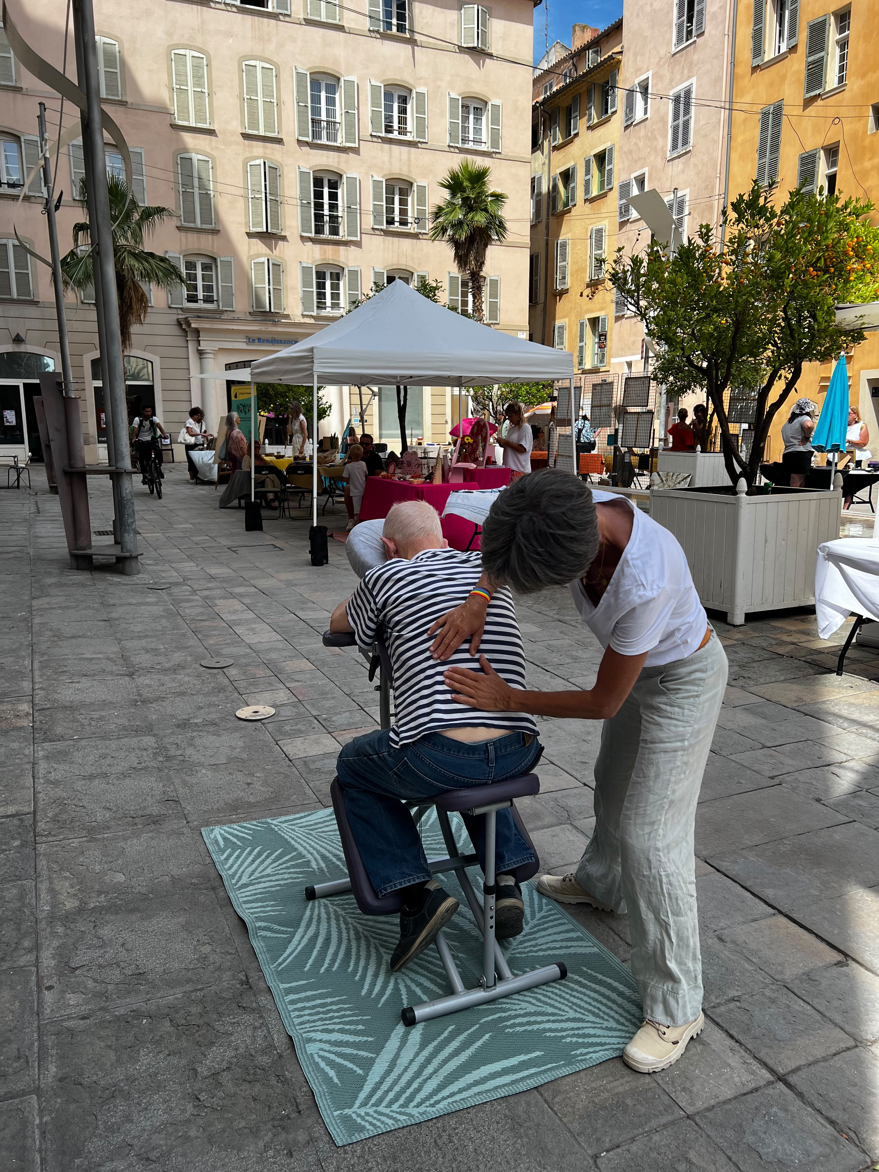Massage assis en extérieur, sur une place de Toulon