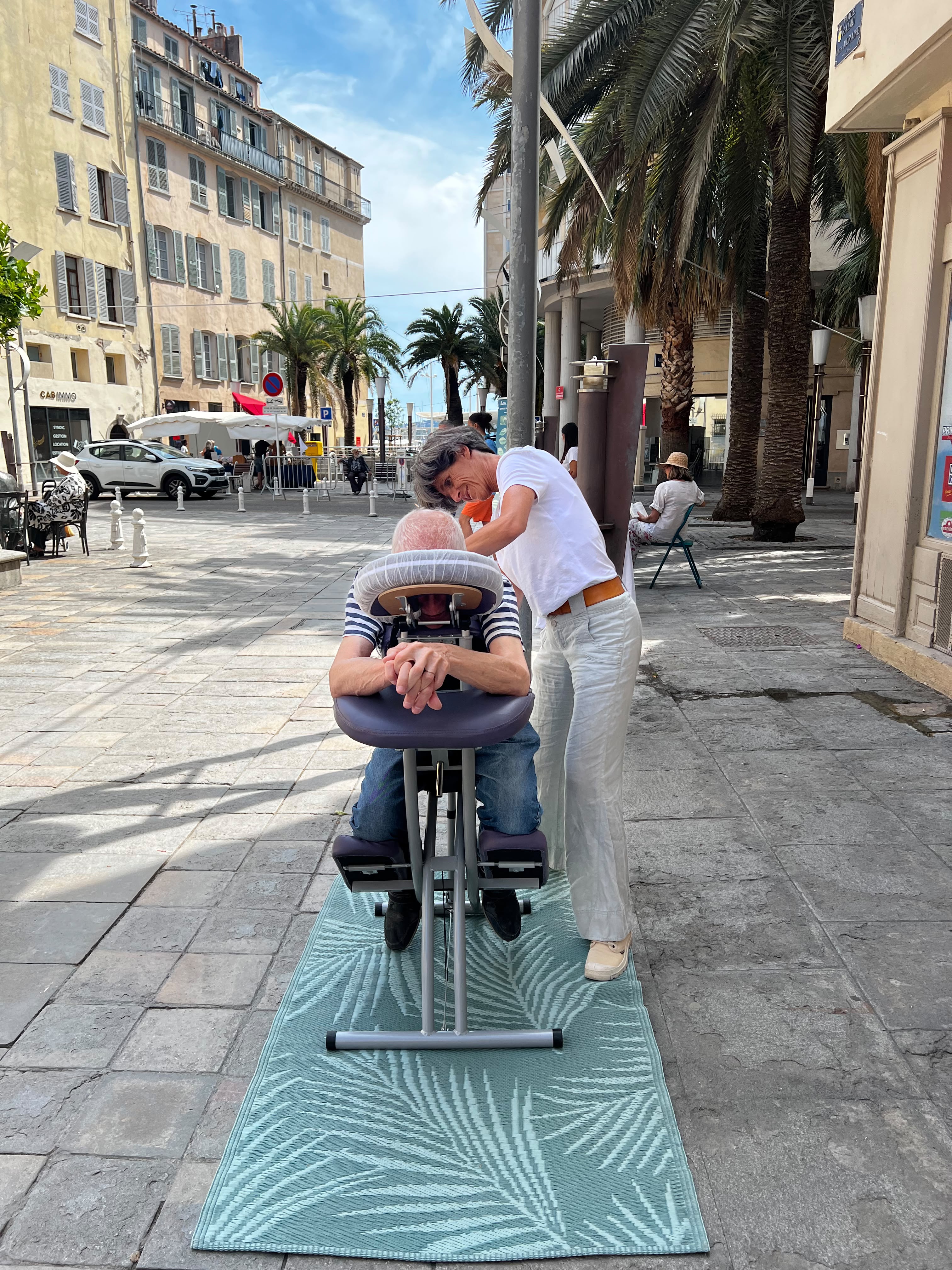 Massage assis sur fauteuil, place de la vieille ville à Toulon
