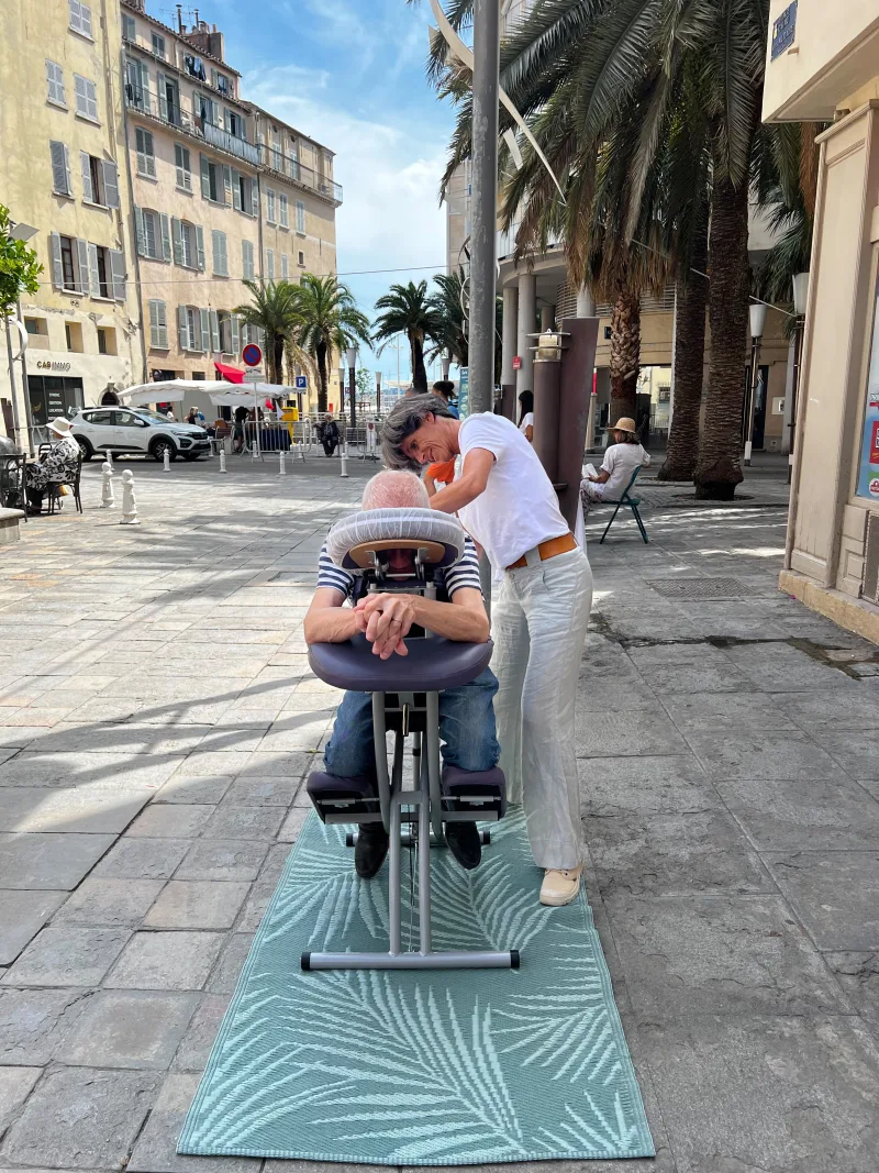 Massage AMMA assis sur chaise ergonomique lors d'un événement à Toulon